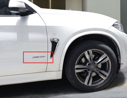 BMW X3 F25 2010 IN POI 1x LOGO X DRIVE 2.0 DECORATIVO CROMATO E NERO ADESIVO AUTOELEGANCERICAMBI
