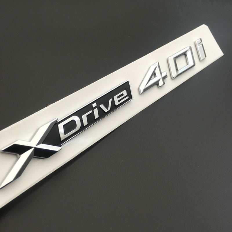 BMW X3 F25 2010 IN POI 1x LOGO X DRIVE 2.0 DECORATIVO CROMATO E NERO ADESIVO AUTOELEGANCERICAMBI