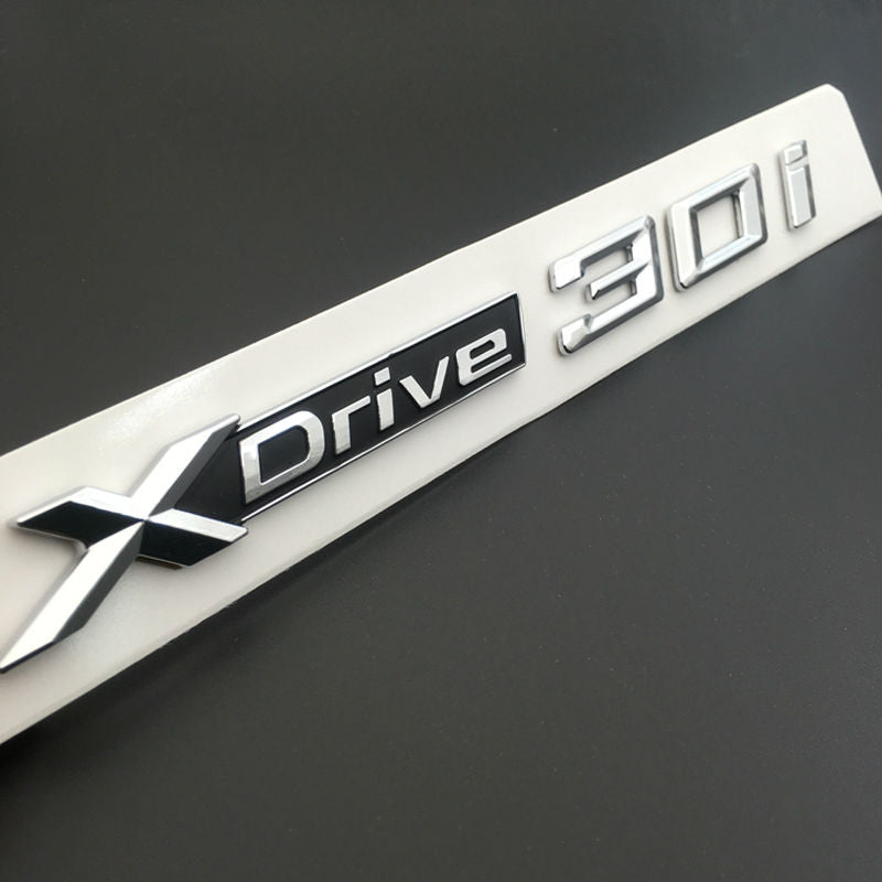 BMW X3 F25 2010 IN POI 1x LOGO X DRIVE 2.0 DECORATIVO CROMATO E NERO ADESIVO AUTOELEGANCERICAMBI