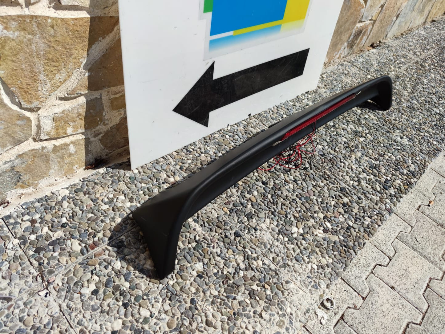 SPOILER POSTERIORE SUL TETTO MITSUBISHI PAJERO 2006-2014 CON TERZO STOP LED