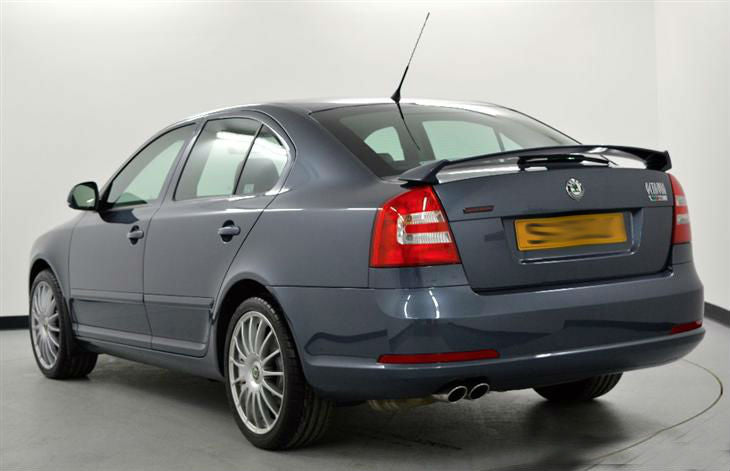 SPOILER POSTERIORE SUL COFANO SKODA OCTAVIA II 2 04-09 ALETTONE LOOK RS