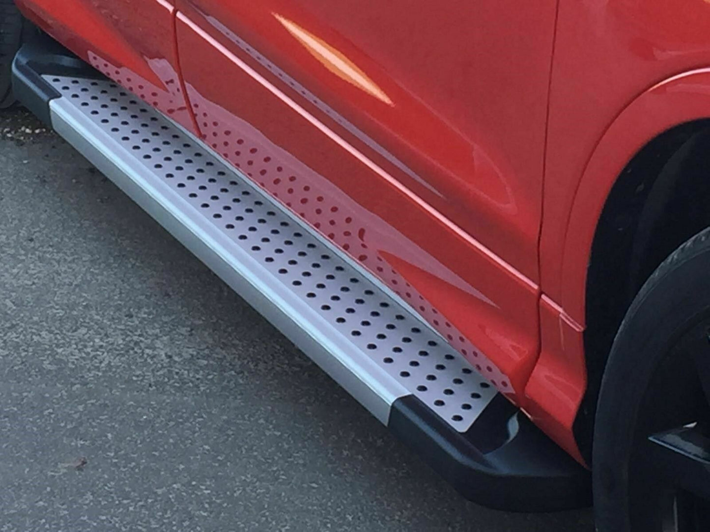 PEDANE LATERALI PER KIA SPORTAGE SL 2009-2015 SOTTO PORTA ANTISCIVOLO PUNTINI