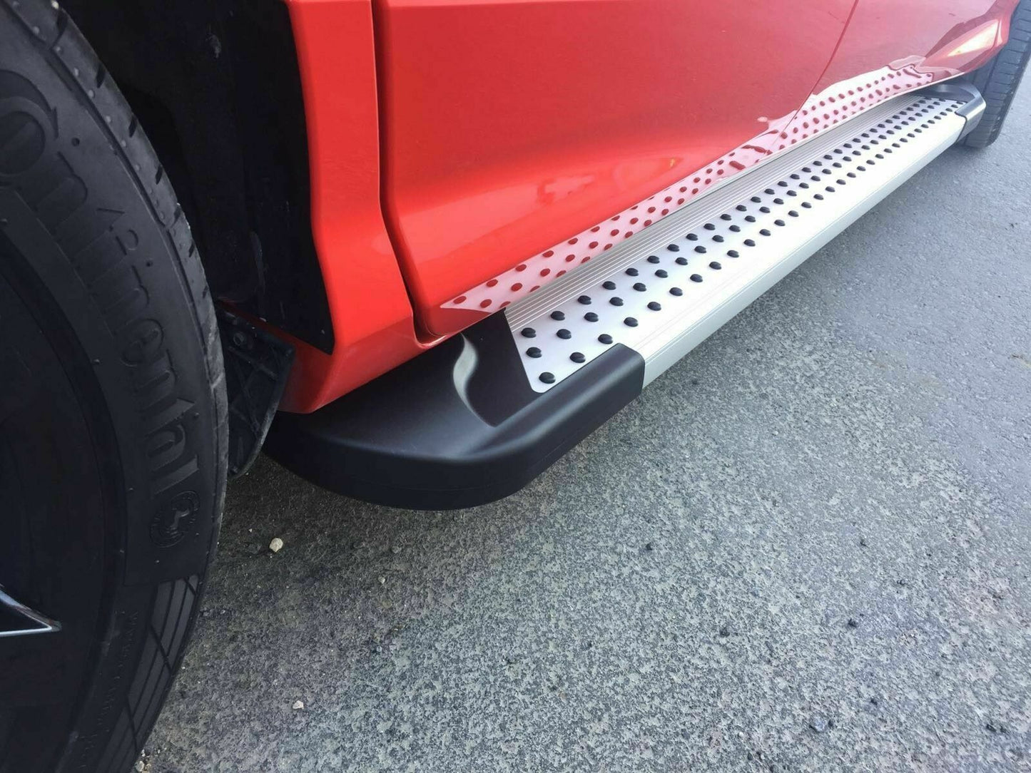 PEDANE LATERALI PER KIA SPORTAGE SL 2009-2015 SOTTO PORTA ANTISCIVOLO PUNTINI