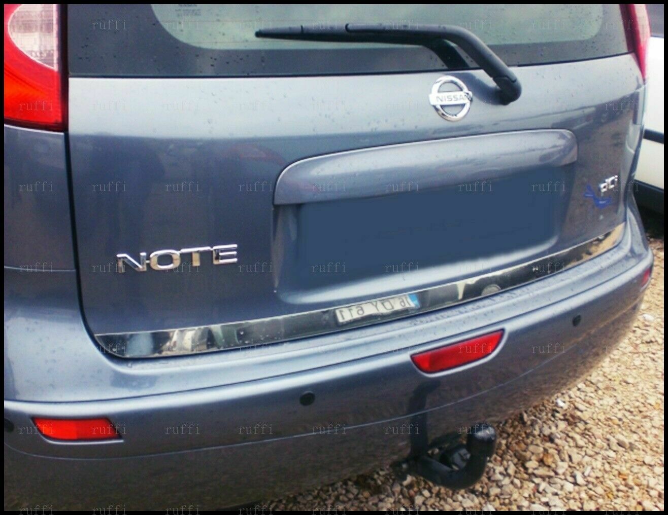 CROMATURA SOTTO BAGAGLIAIO NISSAN NOTE E11 2006-2013 ACCIAIO INOX ADESIVO 0032 AUTOELEGANCERICAMBI