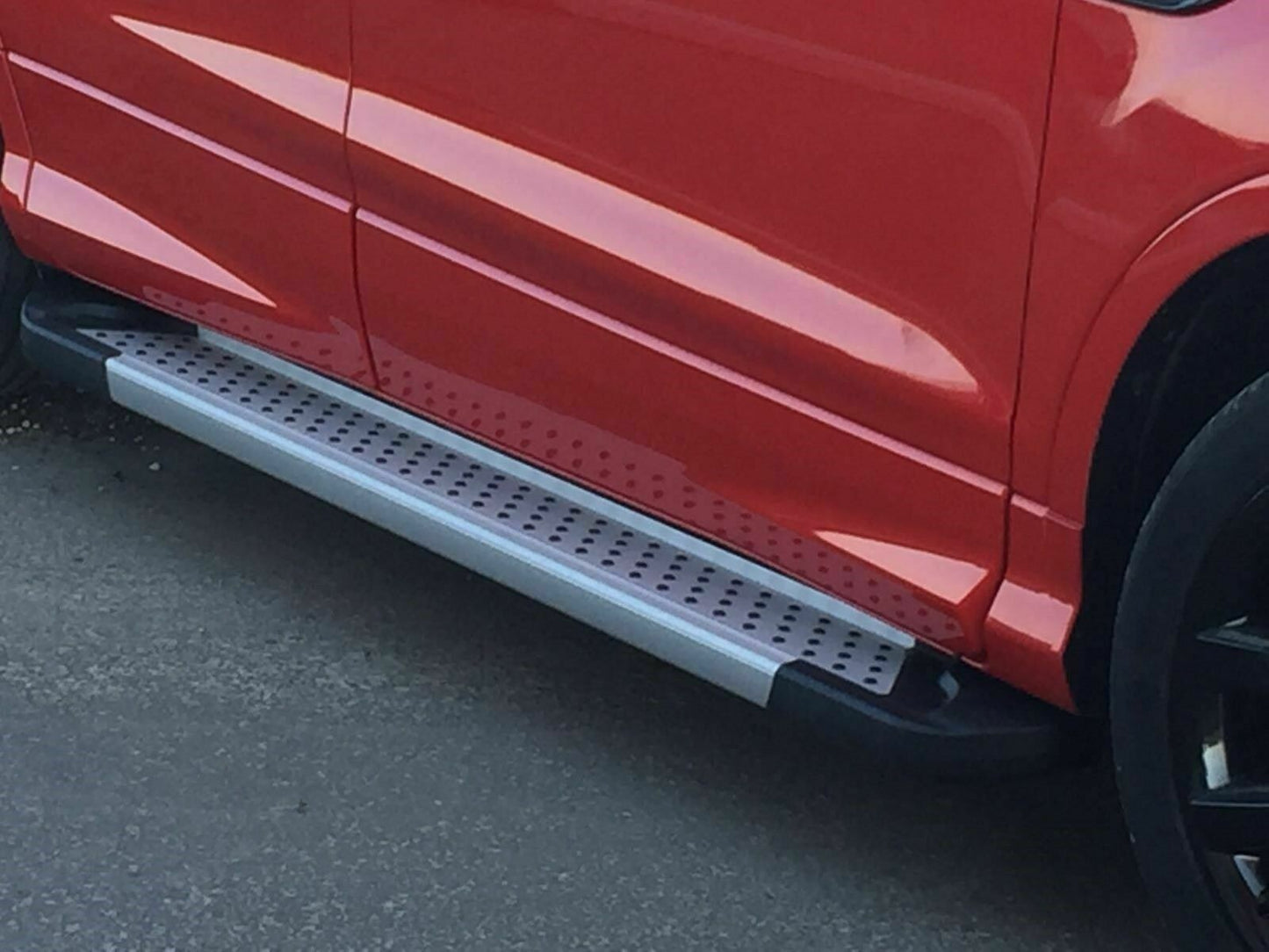 PEDANE LATERALI PER KIA SPORTAGE SL 2009-2015 SOTTO PORTA ANTISCIVOLO PUNTINI